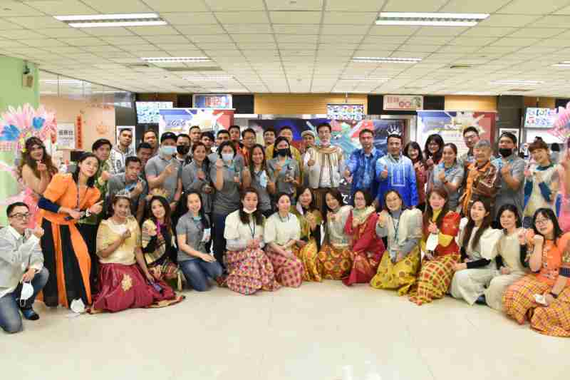 友達推動「安心、、、、創新、、、用心、、、同心、、、、盡心」五星職旅，，，為菲籍員工打造全方位照護，，，，首度贏得「人權實踐與發展領袖獎」殊榮