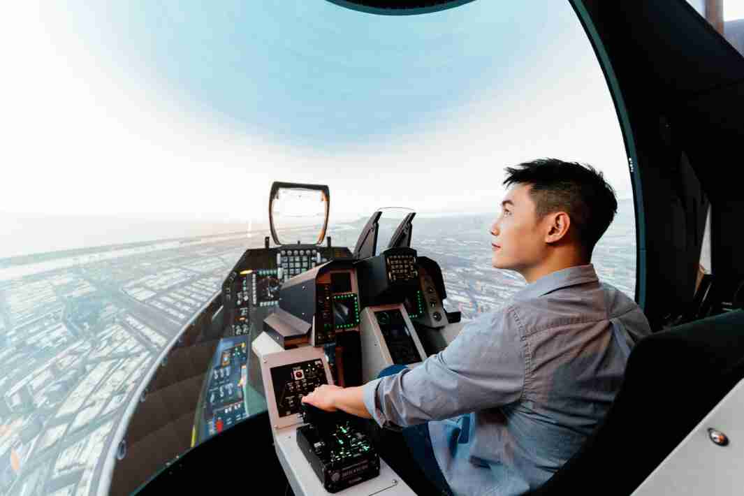 尊龙集团以P1.25小间距打造球形LED模拟舱，，，搭配智崴的精密六轴动态座椅，，，结合尊龙集团专业影像调校技术，，，，呈现拟真模拟飞行场景