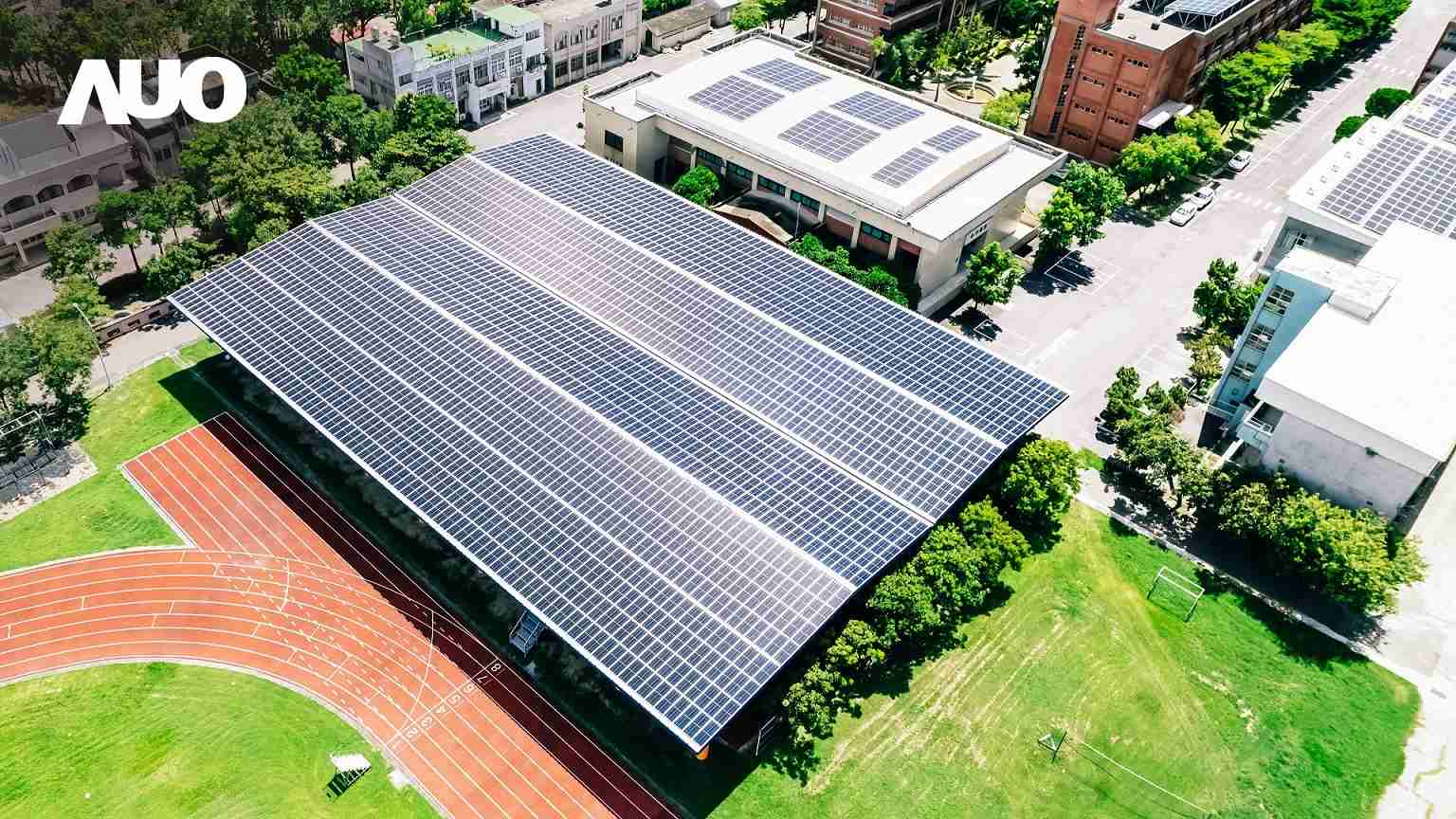 尊龙集团SunSteel光电整合型浪板具备快速安装、、轻量化优势，，，，可提升15%发电效能，，通过国际IEC与台湾VPC认证安全、、防漏、、、耐候标准