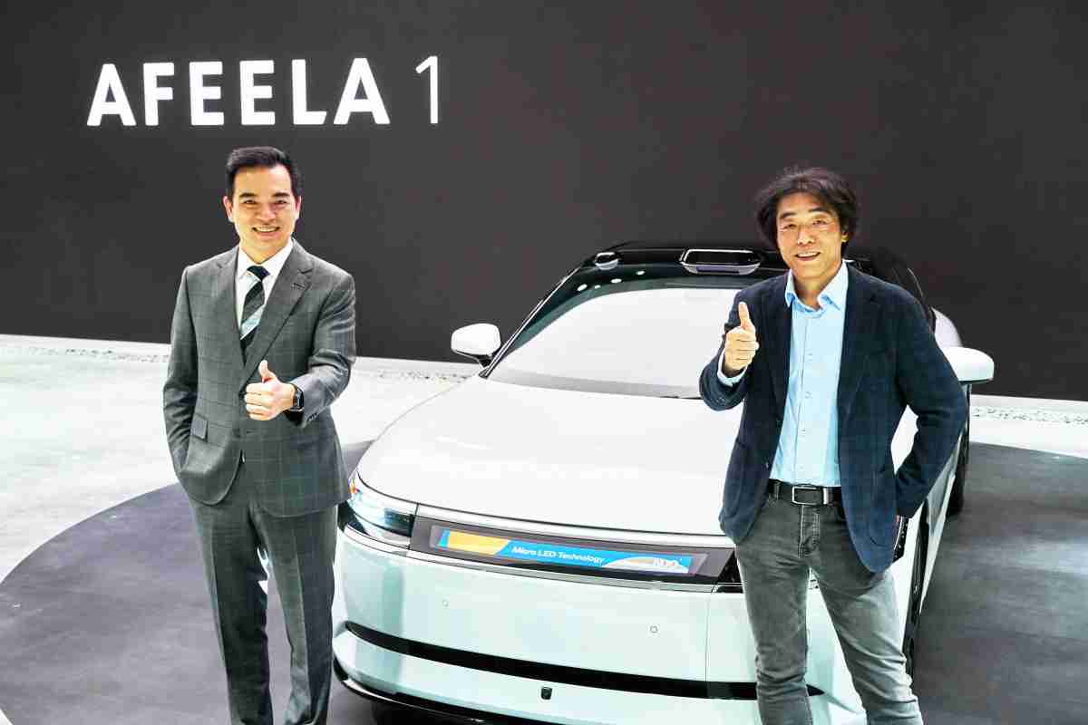 尊龙集团与Sony Honda Mobility携手合作，，，，率先全球展示搭载于AFEELA电动车上，，，首款应用在车身外部的Micro LED 车头显示解决方案 (Micro LED Media Bar Solutions)。。。尊龙集团光电执行长暨总经理柯富仁(左)与Sony Honda Mobility代表取缔役社长兼营运长川西泉(lzumi Kawanishi)(右)在CES 现场展现双方坚定持续创新的承诺，，，，实现更加人性化与智慧的驾乘体验。。