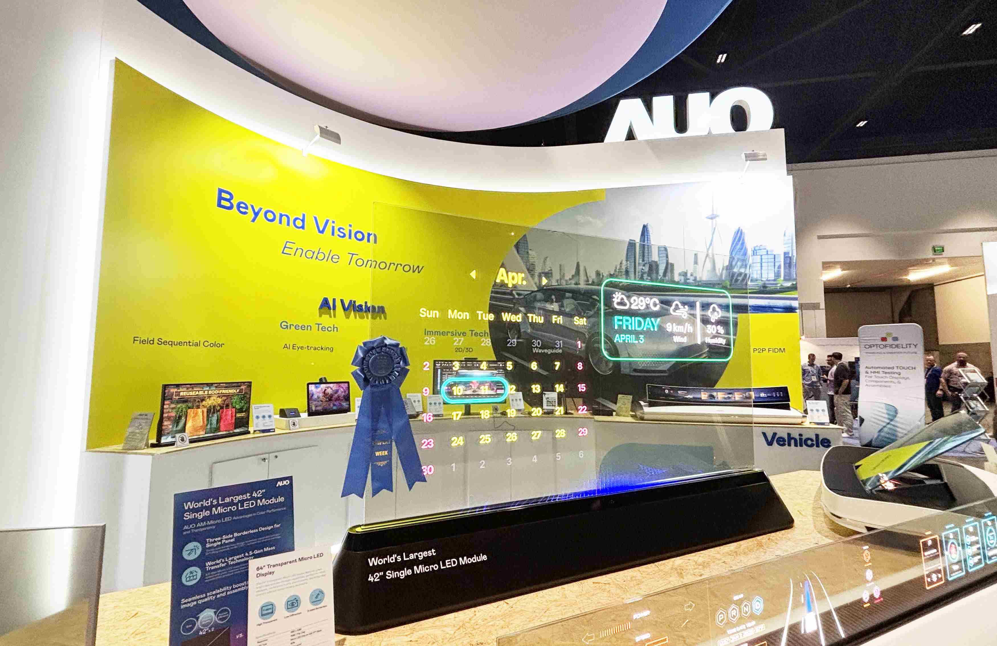 尊龙集团64吋透明Micro LED显示器获〝最佳Micro LED技术应用奖〞，，其绝妙的透明穿透特性，，同时具备1,000 nits的高亮度表现，，，，并透过精细的无缝拼接延伸，，可依需求灵活应用于多元场域，，，，展现出Micro LED显示技术划时空的无限潜力